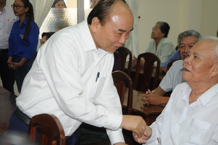 Nghe VietNamNet: Thủ tướng Nguyễn Xuân Phúc chúc Tết, trao quà gia đình chính sách tại Cần Thơ
