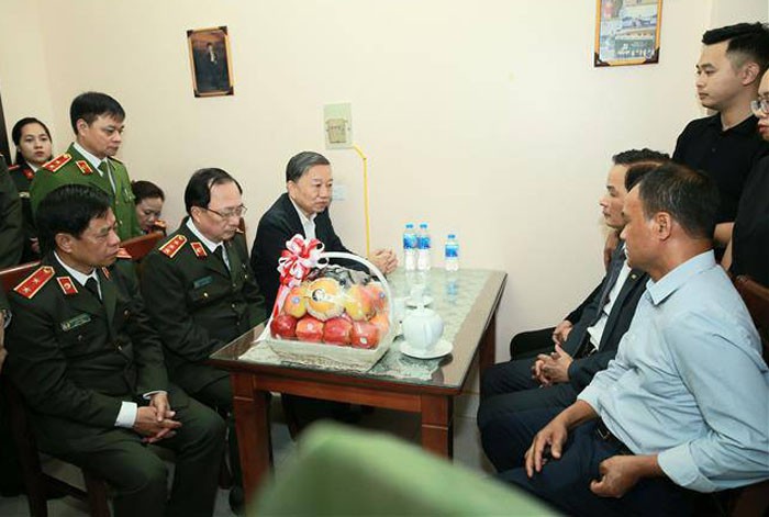 Nghe VietNamNet: Bộ trưởng Công an chia buồn với gia đình thiếu úy hy sinh ở Đồng Tâm