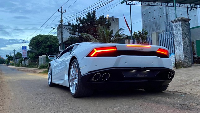 Xôn xao vụ 9X phố núi tậu Lamborghini: 'Phấn đấu năm sau mua thêm siêu xe Ferrari' ảnh 3