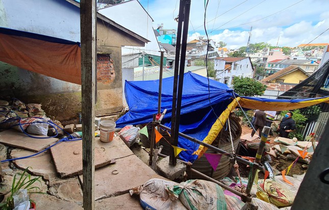 Di dời khẩn cấp 4 hộ dân ở trung tâm TP.Đà Lạt vì sụt lún đất ảnh 2