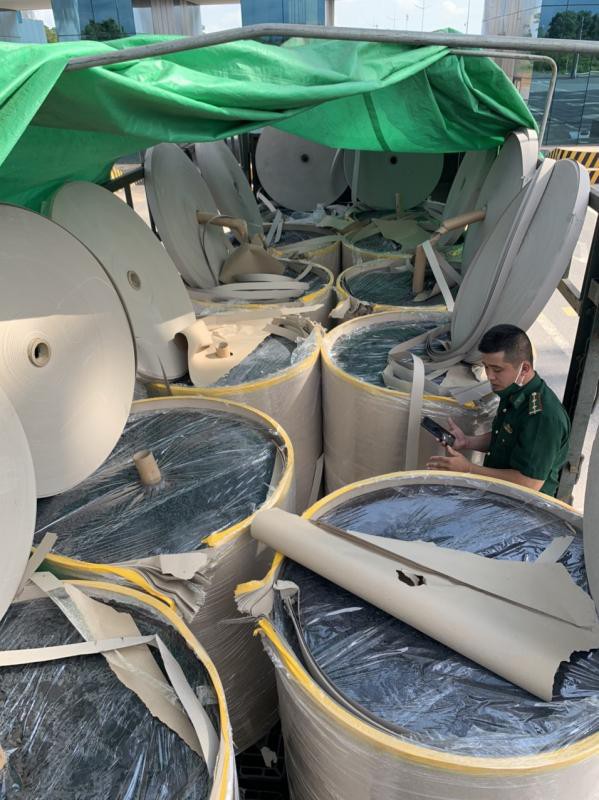 Xuất lậu hàng nghìn tấn quặng 'đội lốt' giấy cuộn ảnh 2