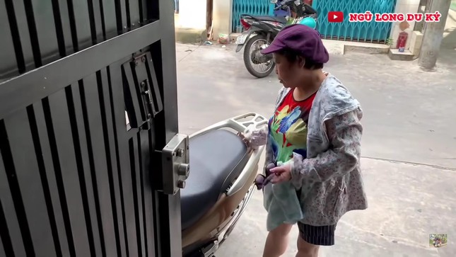 Nghệ sĩ Phi Phụng ế show, làm shipper phụ con trai thời dịch ảnh 1