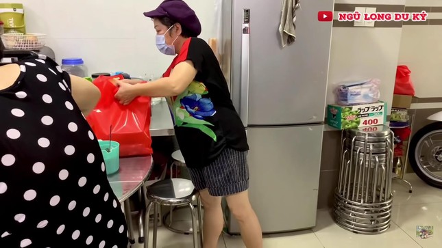 Nghệ sĩ Phi Phụng ế show, làm shipper phụ con trai thời dịch ảnh 2