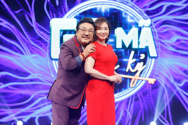 Nghệ sĩ Phú Quý trải lòng về tổ ấm cùng vợ kém 22 tuổi ảnh 1