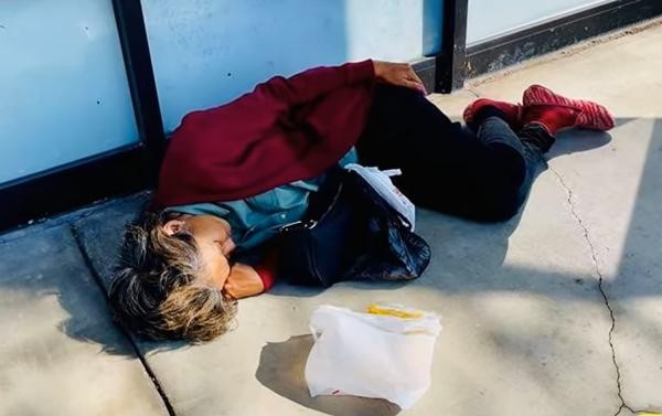 Hình ảnh mới nhất của Kim Ngân ở Mỹ: Đói lả, ngủ bên vệ đường ảnh 1