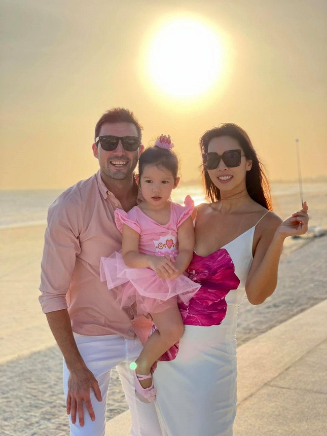 Siêu mẫu Hà Anh mong tuyển Anh vô địch EURO để chồng vui ảnh 3