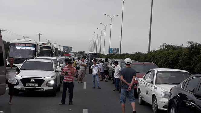 Cao tốc Long Thành kẹt nhiều giờ,dân phá dãi phân cách, đi bộ về TPHCM - ảnh 2
