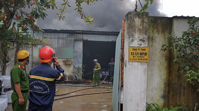 Cháy lớn nhiều nhà xưởng ở Sài Gòn, khói đen bốc ngút trời - ảnh 8