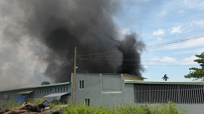 Cháy lớn nhiều nhà xưởng ở Sài Gòn, khói đen bốc ngút trời - ảnh 5