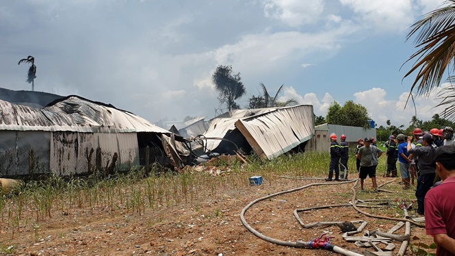 Cháy lớn nhiều nhà xưởng ở Sài Gòn, khói đen bốc ngút trời - ảnh 3