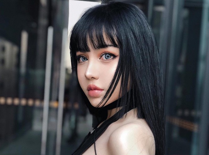 Ngỡ ngàng mặt mộc của 'búp bê sống' Kina She với vẻ đẹp siêu thực - ảnh 1