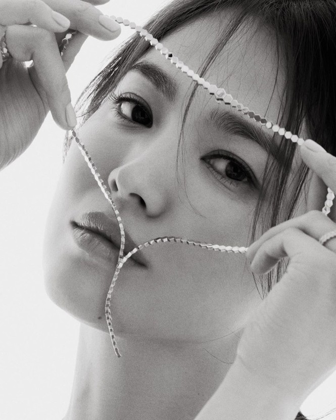 Song Hye Kyo gợi cảm bất ngờ với style tóc nâu môi trầm - ảnh 11