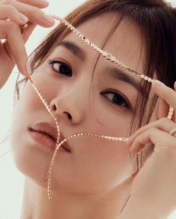 Song Hye Kyo gợi cảm bất ngờ với style tóc nâu môi trầm - ảnh 10