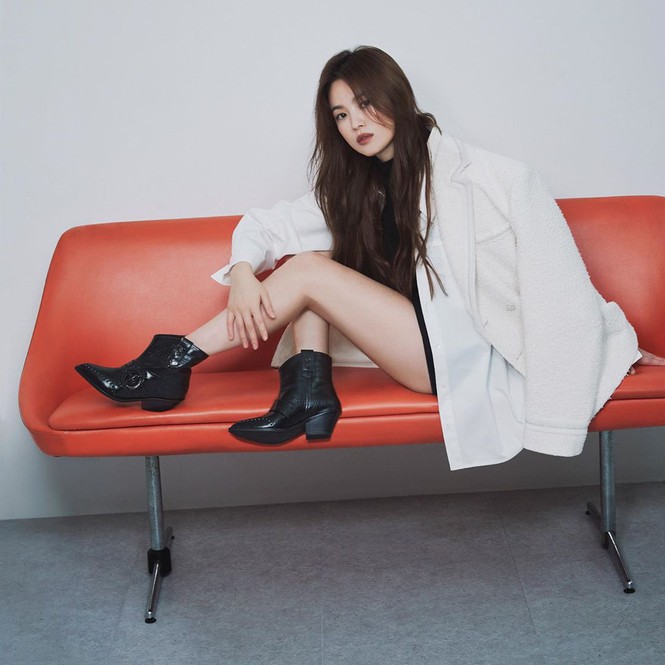 Song Hye Kyo gợi cảm bất ngờ với style tóc nâu môi trầm - ảnh 2