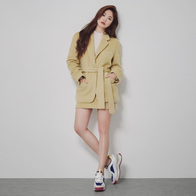 Song Hye Kyo gợi cảm bất ngờ với style tóc nâu môi trầm - ảnh 4