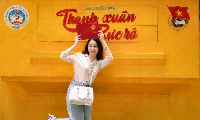 Tân cử nhân trẻ tuổi nhất trường ĐH Kinh tế Quốc dân là Đảng viên, sinh viên xuất sắc - ảnh 3