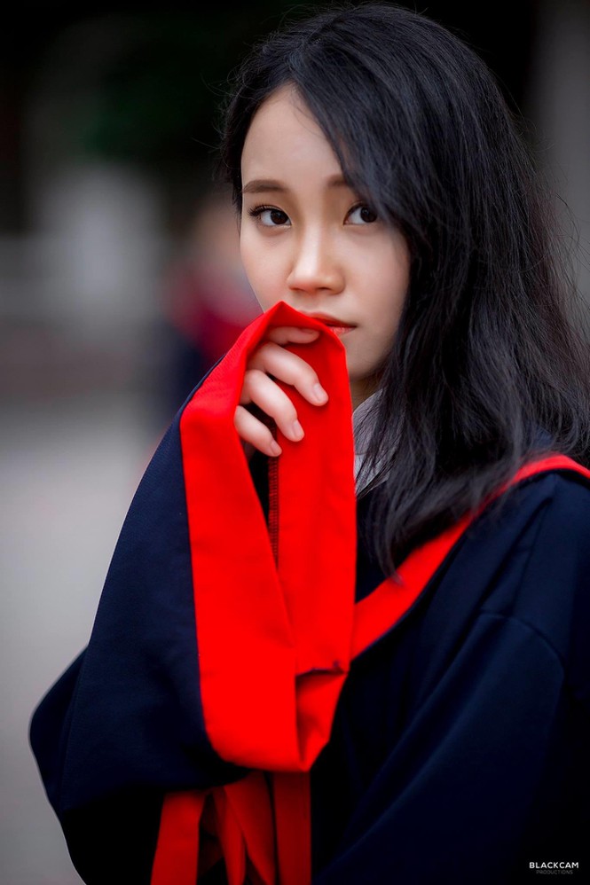 Tân cử nhân trẻ tuổi nhất trường ĐH Kinh tế Quốc dân là Đảng viên, sinh viên xuất sắc - ảnh 1