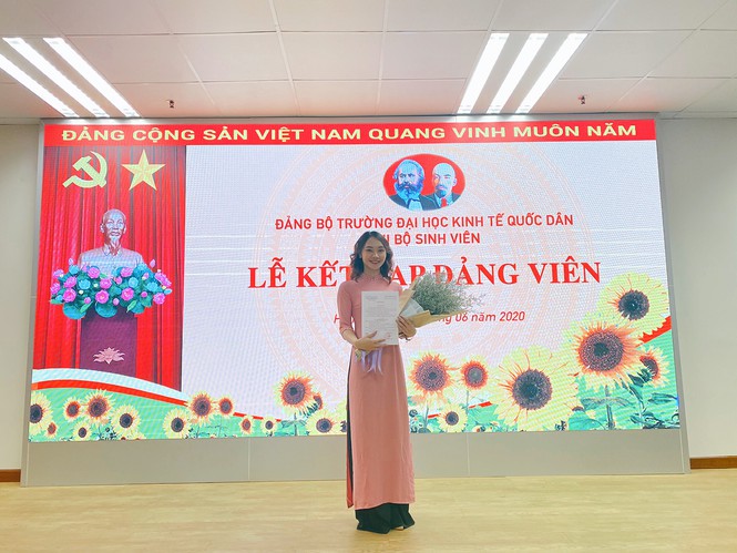 Tân cử nhân trẻ tuổi nhất trường ĐH Kinh tế Quốc dân là Đảng viên, sinh viên xuất sắc - ảnh 4