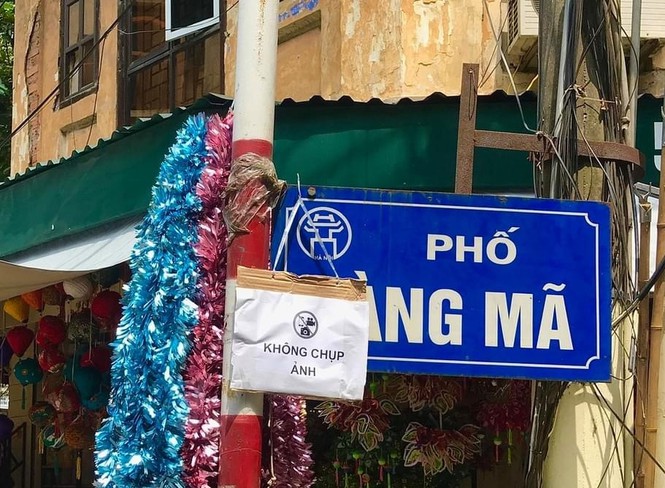 Nhiều chủ quán trên phố Hàng Mã bị xử lý vì treo biển thu tiền chụp ảnh - ảnh 1
