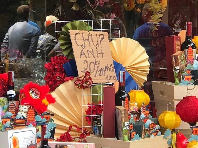 Nhiều chủ quán trên phố Hàng Mã bị xử lý vì treo biển thu tiền chụp ảnh - ảnh 3
