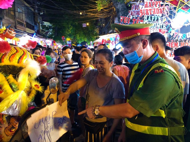 Nhiều chủ quán trên phố Hàng Mã bị xử lý vì treo biển thu tiền chụp ảnh - ảnh 5