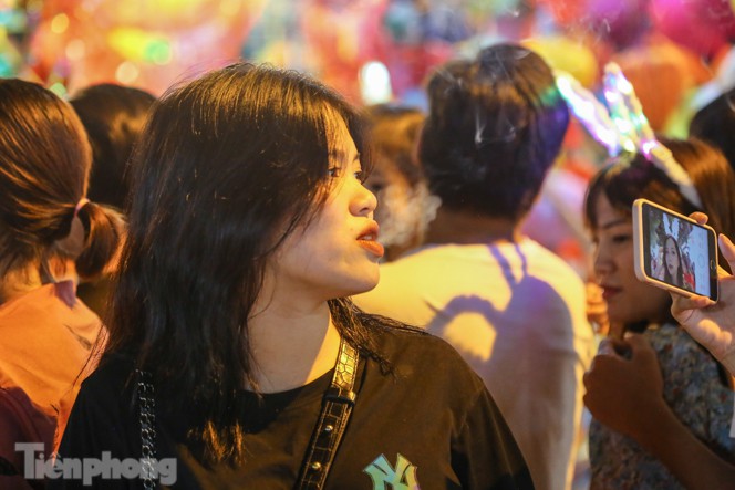 ‘Hốt bạc’ nhờ bán kem nhả khói độc đáo mùa Trung thu Hà Nội - ảnh 10