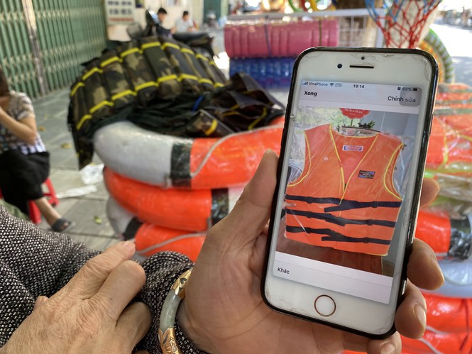 Áo phao cứu hộ cháy hàng, tăng giá phi mã - ảnh 4