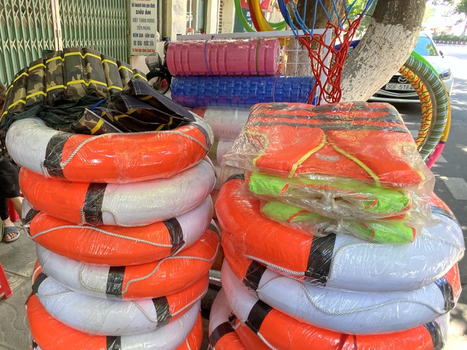 Áo phao cứu hộ cháy hàng, tăng giá phi mã - ảnh 2
