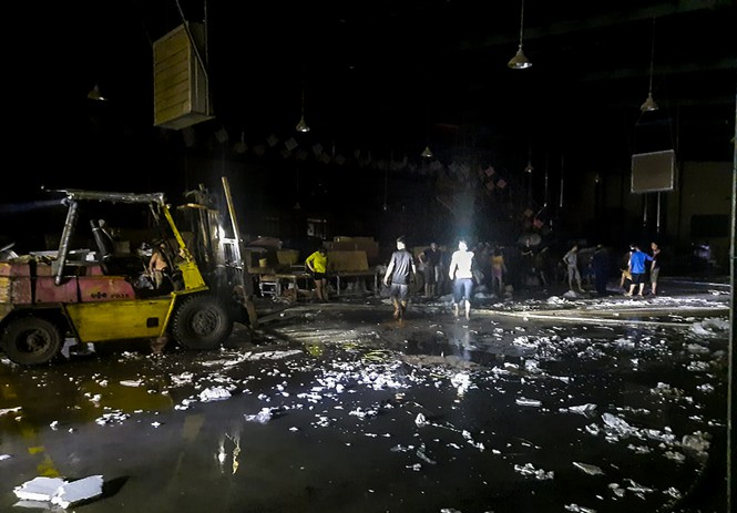 Hàng chục lính cứu hỏa chữa cháy xuyên đêm tại nhà xưởng xí nghiệp đồ gỗ xuất khẩu - ảnh 5