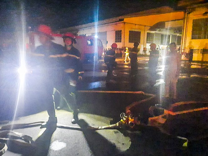 Hàng chục lính cứu hỏa chữa cháy xuyên đêm tại nhà xưởng xí nghiệp đồ gỗ xuất khẩu - ảnh 2