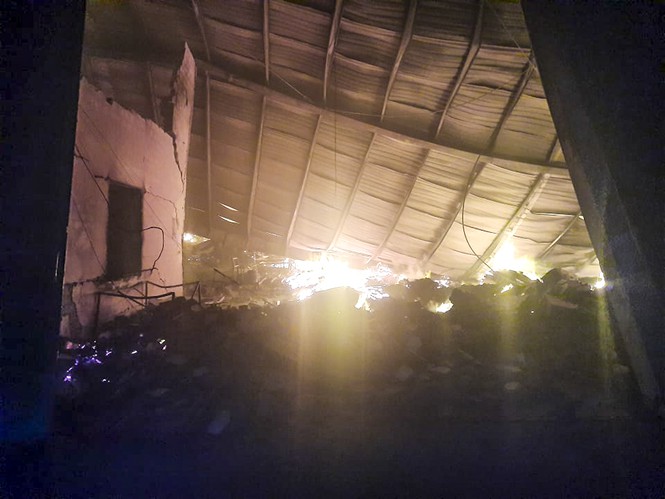 Hàng chục lính cứu hỏa chữa cháy xuyên đêm tại nhà xưởng xí nghiệp đồ gỗ xuất khẩu - ảnh 6