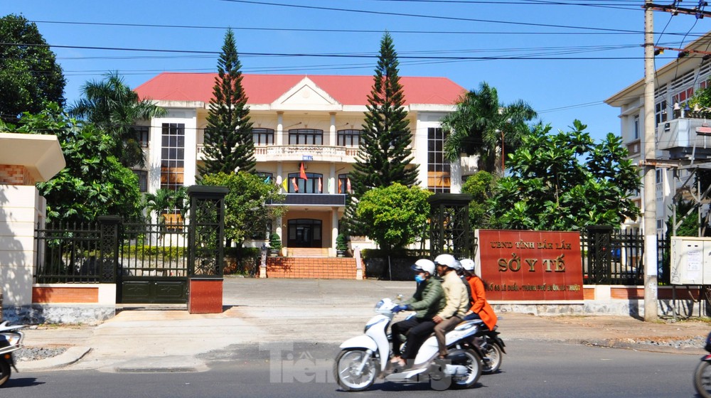 Nghe VietNamNet: Sở Y tế Đắk Lắk sẽ buộc 10 người dùng bằng giả thôi việc