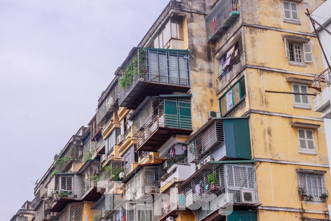 Nơm nớp lo sợ với 'chuồng cọp, lồng chim' giăng khắp Thủ đô