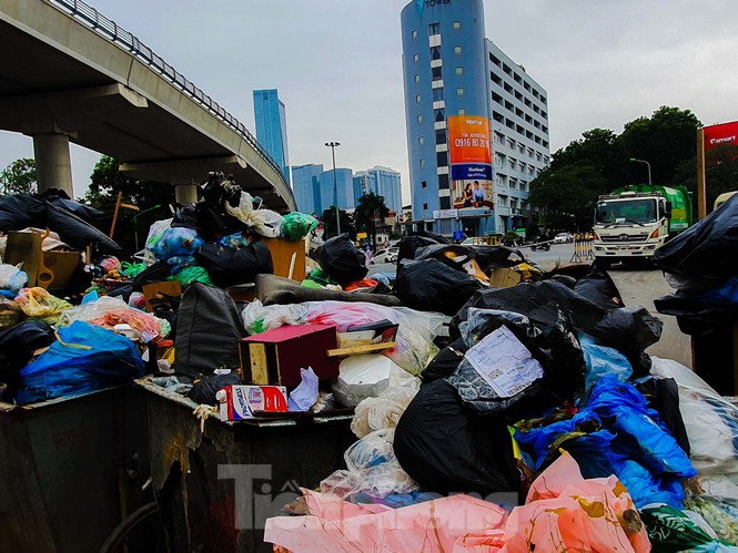 Dân chặn xe vào Nam Sơn, rác lại 'bao vây' đường phố Hà Nội - ảnh 8