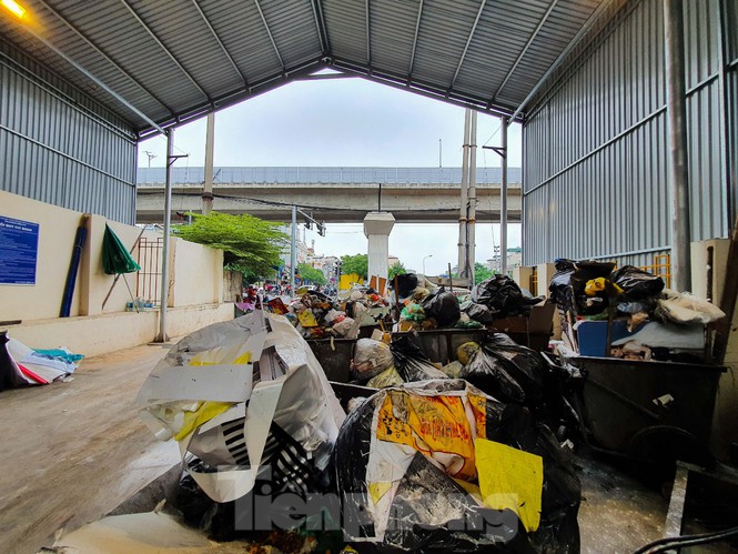 Dân chặn xe vào Nam Sơn, rác lại 'bao vây' đường phố Hà Nội - ảnh 5