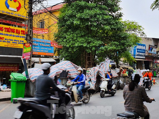 Dân chặn xe vào Nam Sơn, rác lại 'bao vây' đường phố Hà Nội - ảnh 6