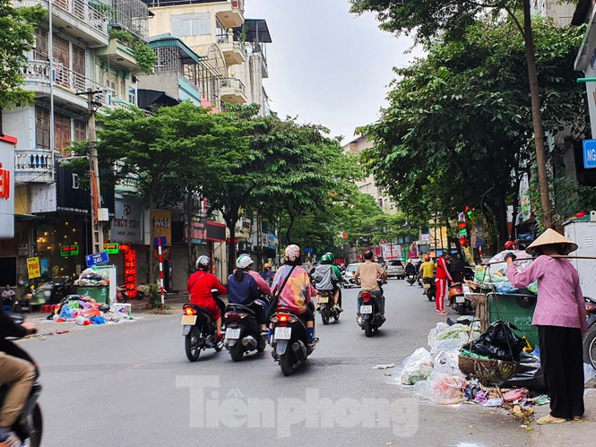 Dân chặn xe vào Nam Sơn, rác lại 'bao vây' đường phố Hà Nội - ảnh 1