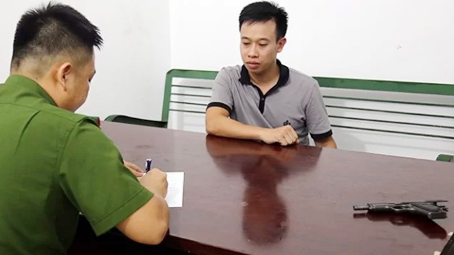 Nghe VietNamNet: Nghi can vụ nổ súng cướp tiệm vàng khai cần tiền để xây nhà