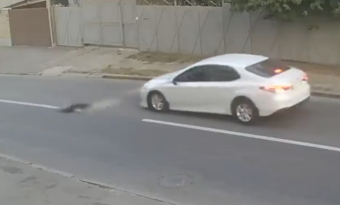 Cậu bé thoát chết dù bị ôtô đâm văng xa hàng mét