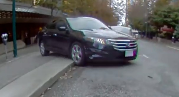 Nhầm chân ga, xe Honda lùi hết cỡ rồi lật ngửa
