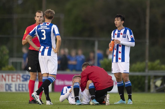 Nghe VietNamNet: Đoàn Văn Hậu đá chính ở trận thua thảm của Jong Heerenveen