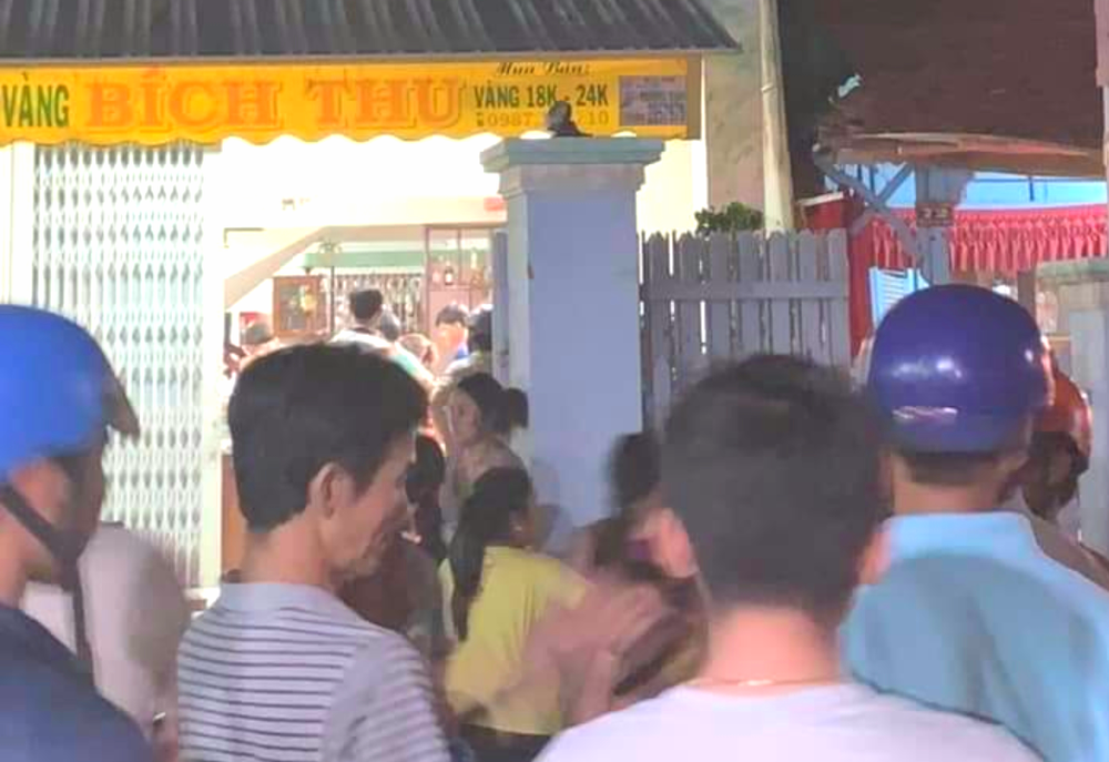 Nghe VietNamNet: Cướp táo tợn dùng gạch đập tủ kính, vơ vét vàng trong tiệm