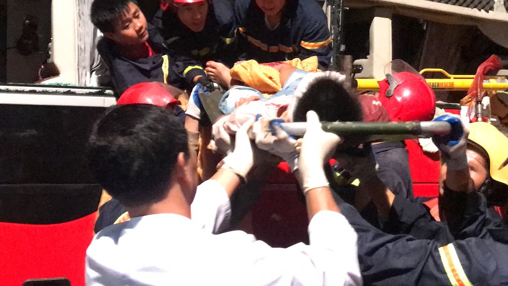 Nghe VietNamNet: Hàng chục cảnh sát cứu 3 người mắc kẹt trong xe khách