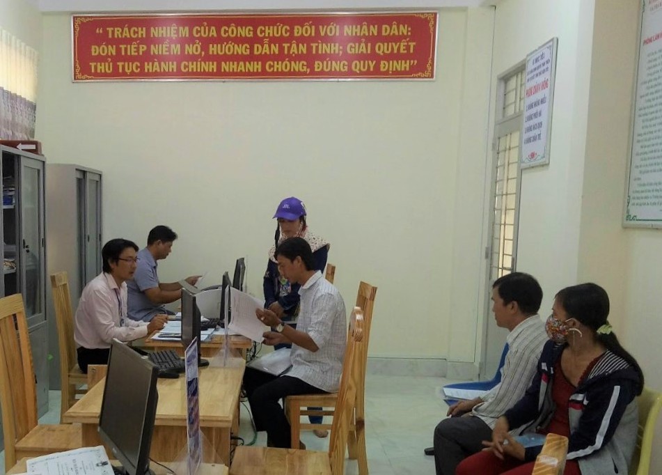 Nghe VietNamNet: Cách chức công chức hành dân 5 lần đi làm 1 giấy khai sinh
