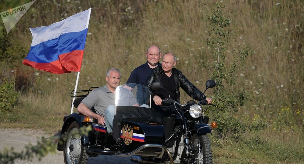 Tổng thống Putin tự lái Ural 3 bánh tham dự lễ hội mô tô