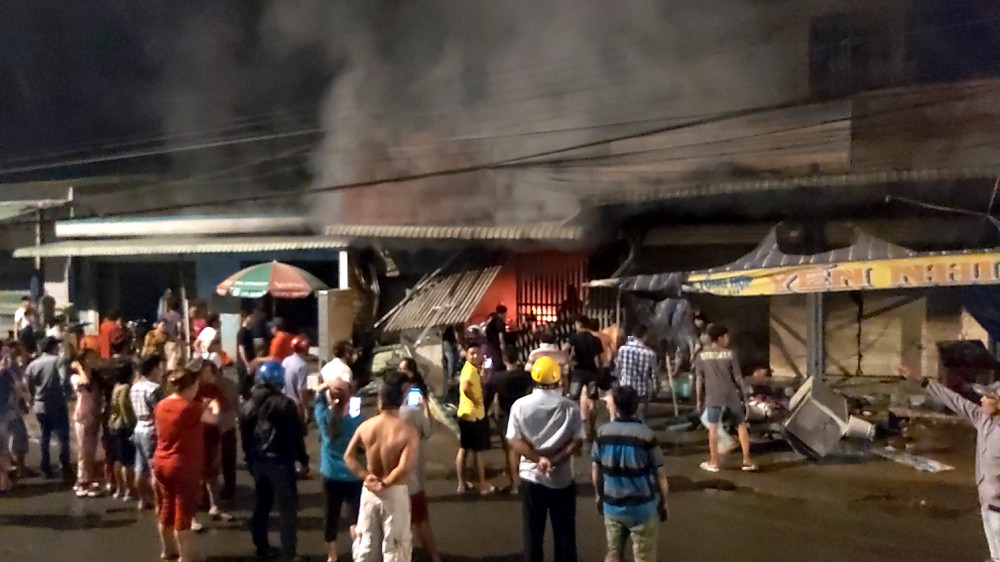 Tiền Giang: Sau 3 tiếng nổ lớn, cửa hàng điện tử cháy dữ dội trong đêm tối
