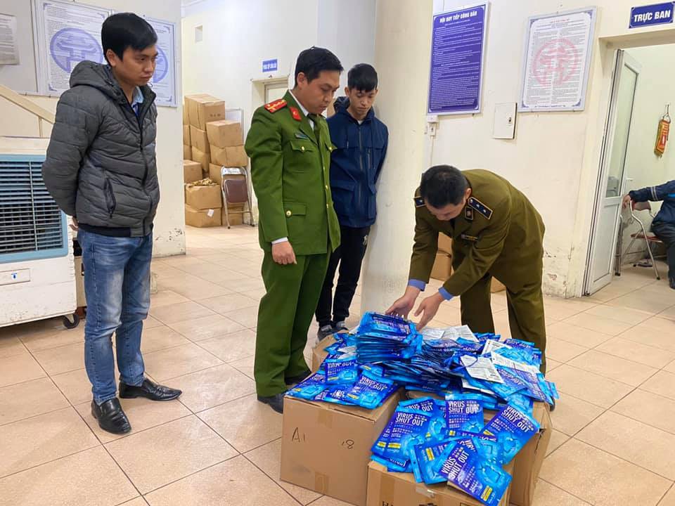 Thu giữ gần 300 'thẻ diệt virus corona' tại chợ thuốc Hapulico