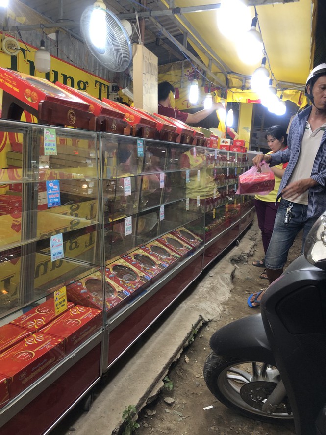 Chiêu trò bán bánh trung thu 'đại hạ giá' ở Sài Gòn - ảnh 4