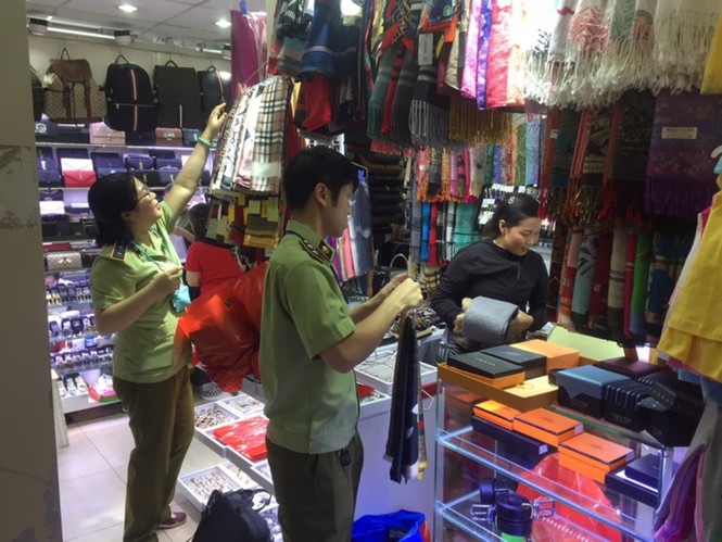 Kiểm tra chợ 'nhà giàu' Sài Gòn, phát hiện hàng ngàn sản phẩm giả, nhái - ảnh 2