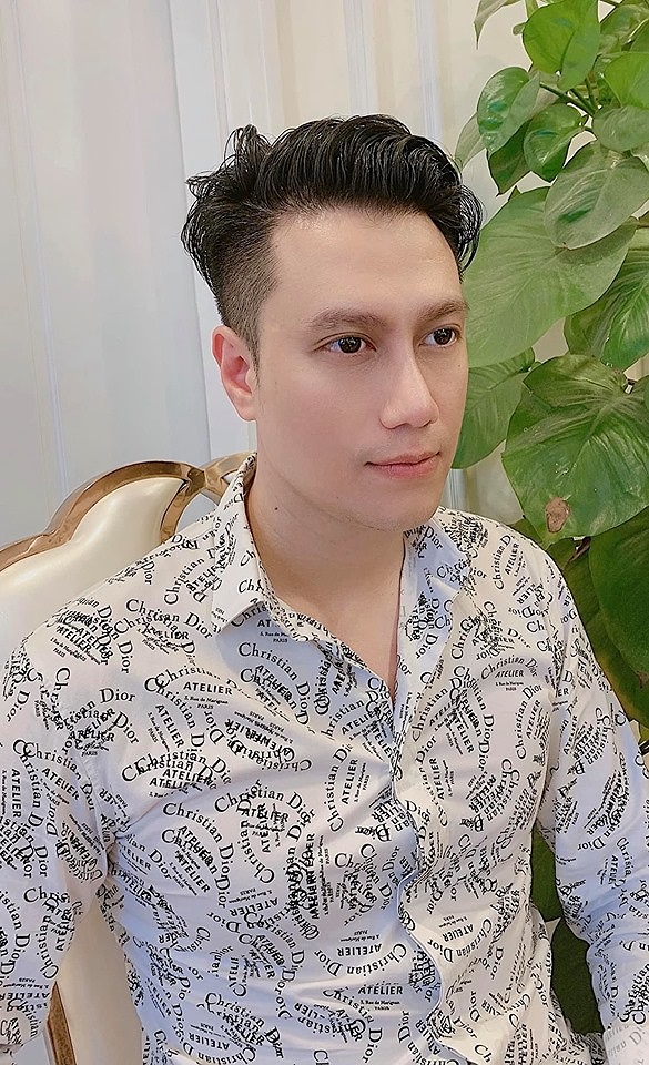 Việt Anh khoe bàn đầy tiền sau khi bị dân mạng chê bai nhan sắc thẩm mỹ - ảnh 1